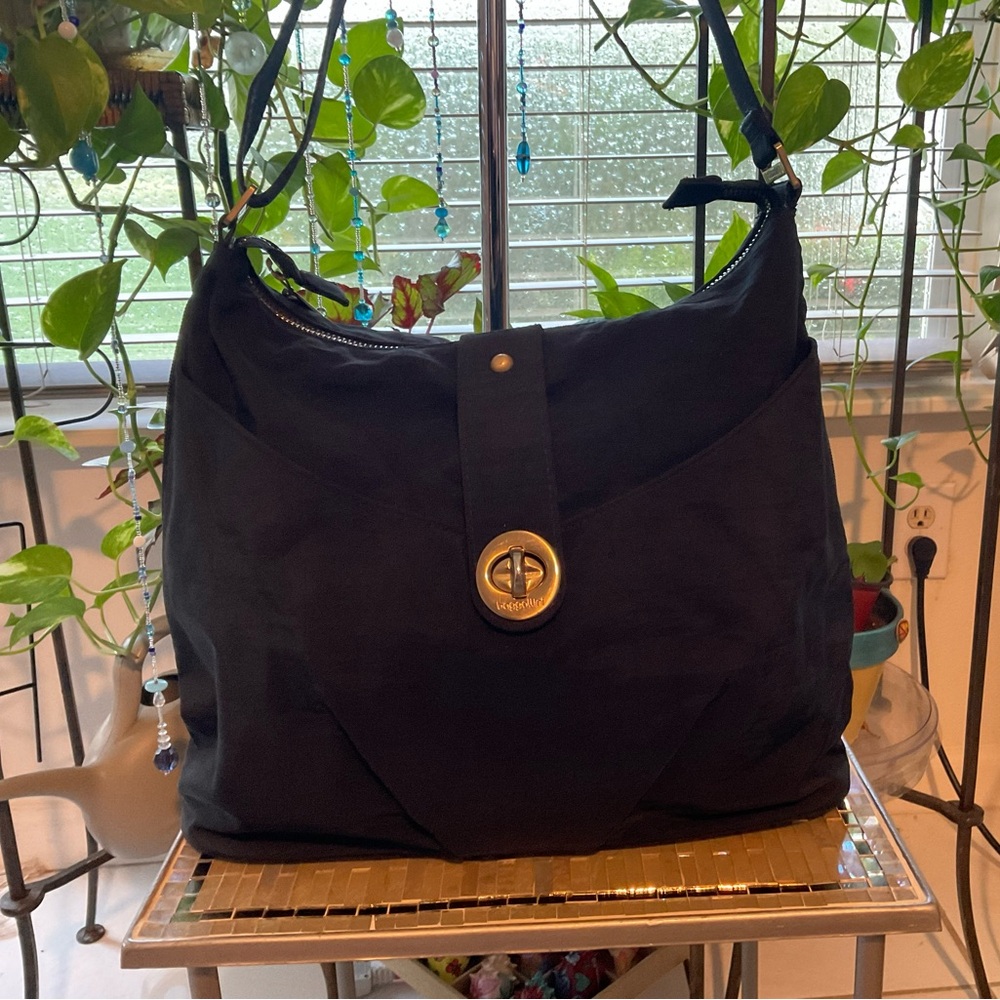 BAGGALINI BLACK NYLON CROSSBODY BAG ADJUST STRAP, DEEP EXTERIOR SIDE POCKETS